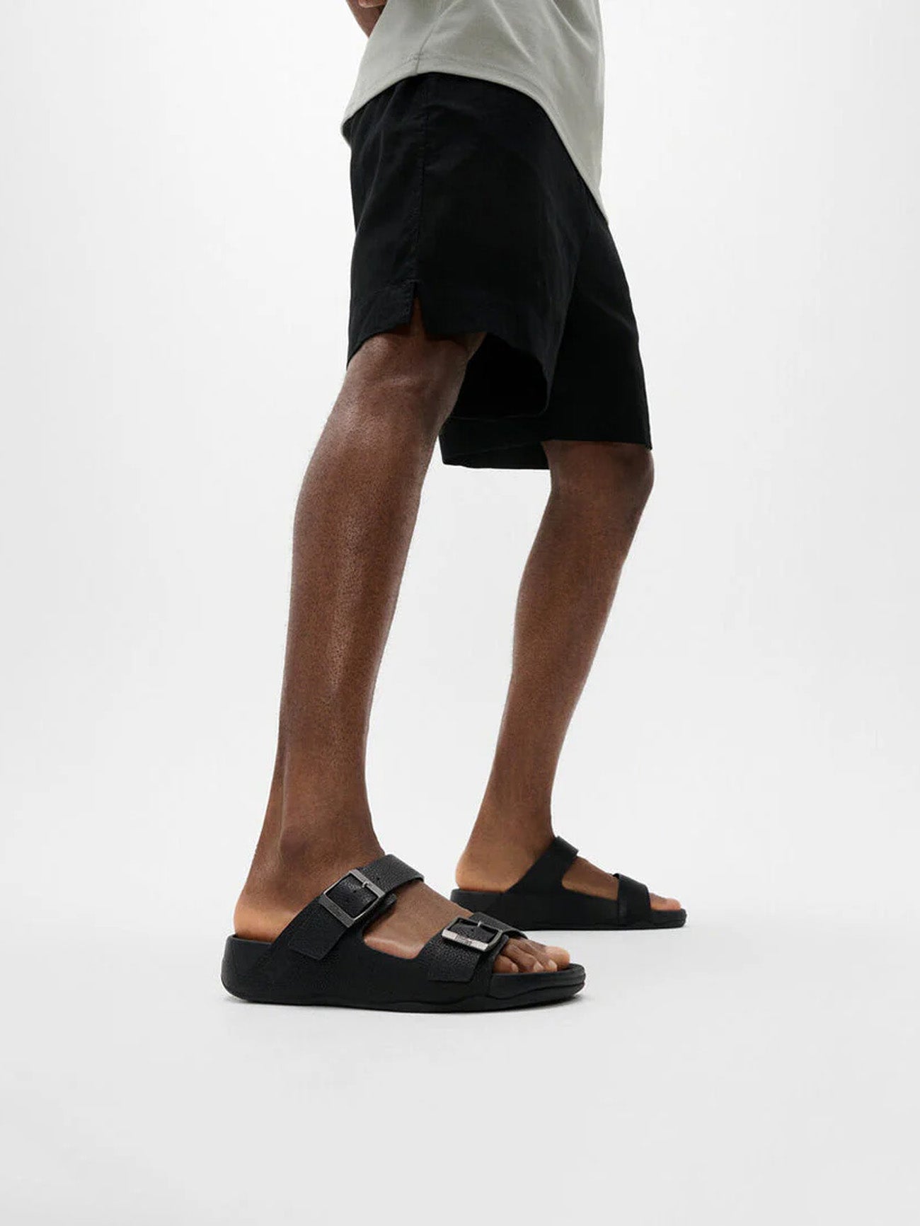 Fitflop Gogh Moc Mens Buckle Tumbled-Leather Slides #color_Black