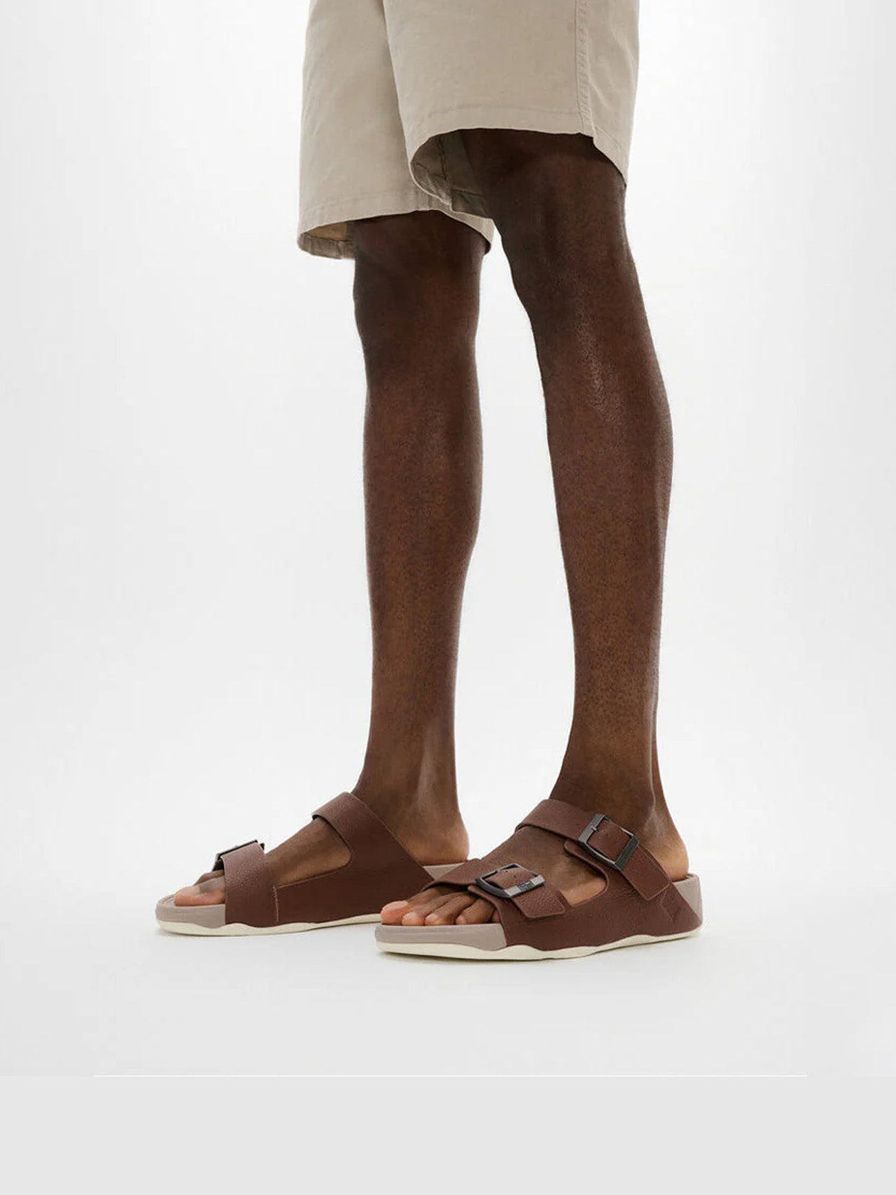 Fitflop Gogh Moc Mens Buckle Tumbled-Leather Slides #color_Mocha Brown