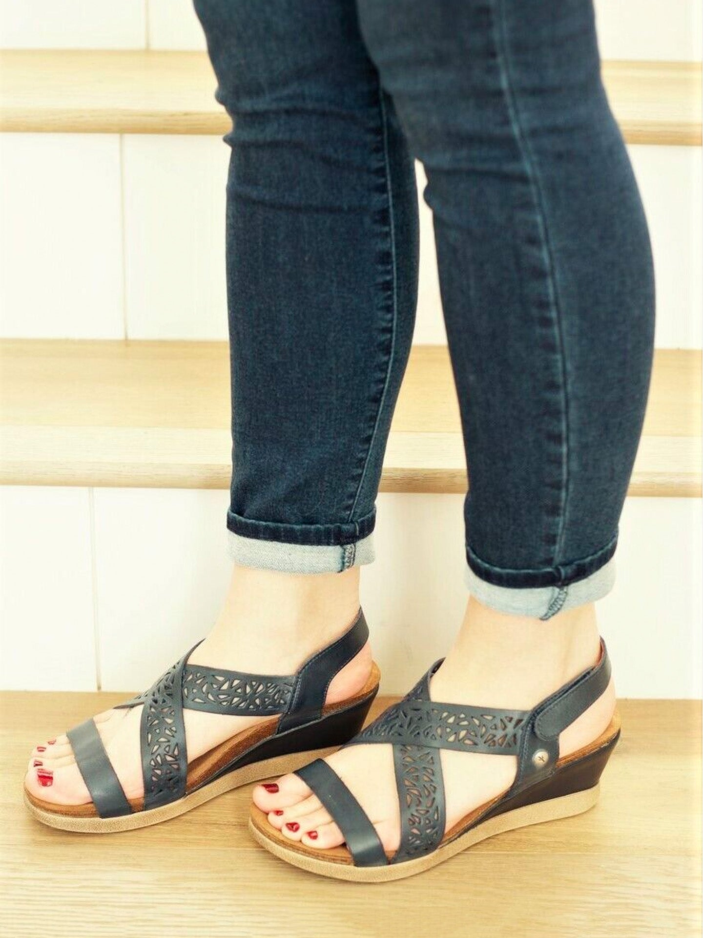 Wanda Panda Women's Manuela Back Strap Sandals #color_Black